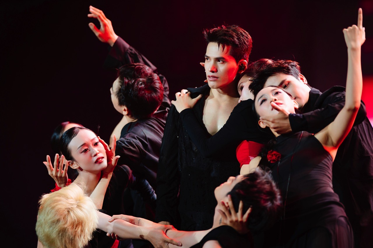 Quốc Thiên ủng hộ 200 triệu đồng đến đồng bào miền Trung gặp thiên tai ngay giữa lúc trình diễn tại Live concert 'Skynote 2025'