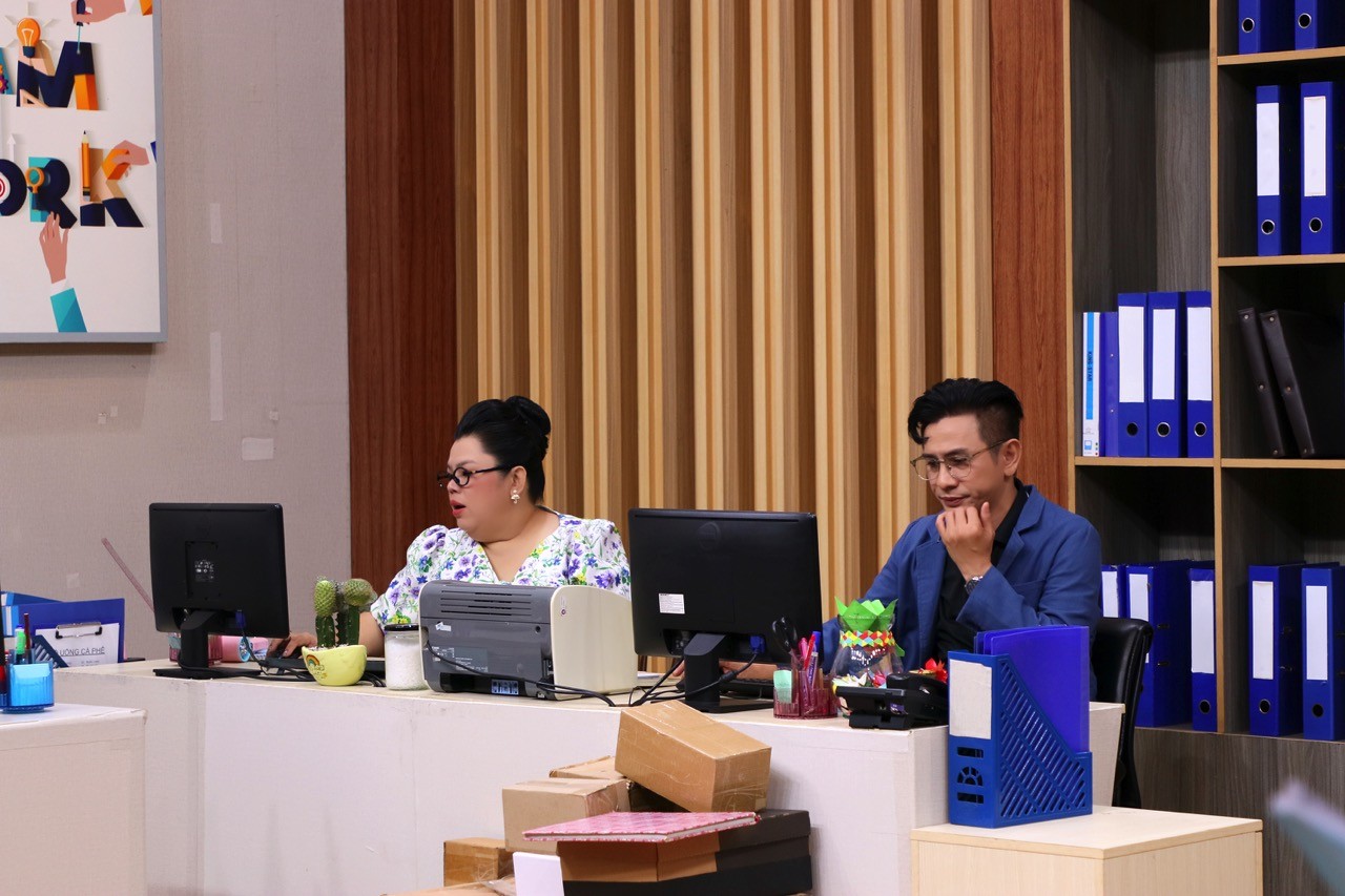 Nghệ sĩ Đình Toàn hóa nhân viên thử việc lâu năm trong 'Tám công sở - Tổ phản hồi 404'