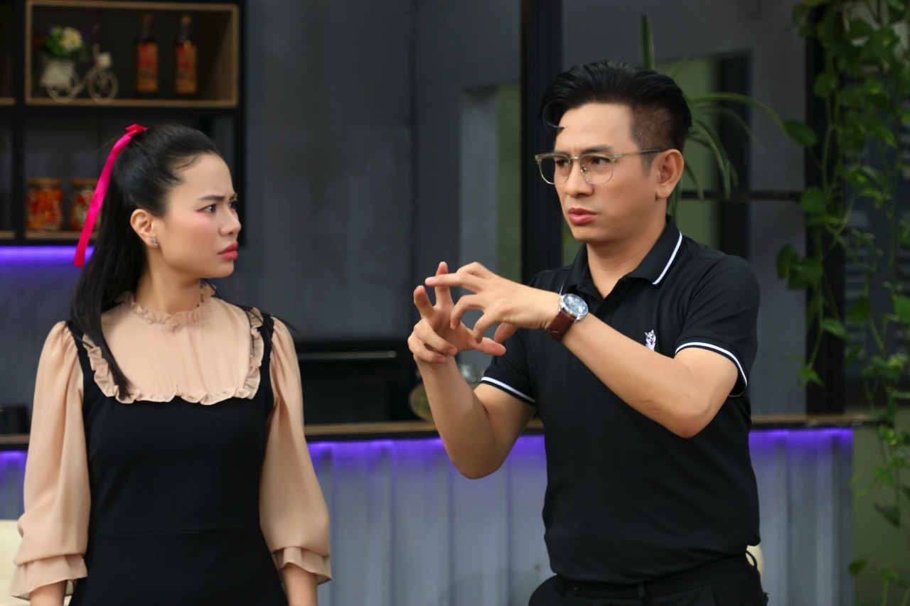 Nghệ sĩ Đình Toàn hóa nhân viên thử việc lâu năm trong 'Tám công sở - Tổ phản hồi 404'