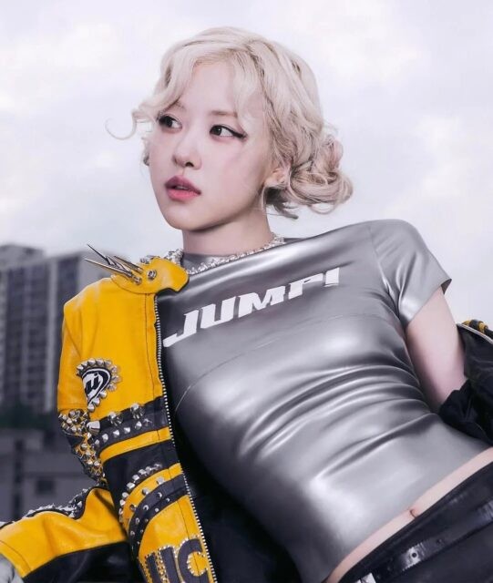 Rosé (BlackPink) gây chú ý với hành động bất ngờ trên sân khấu