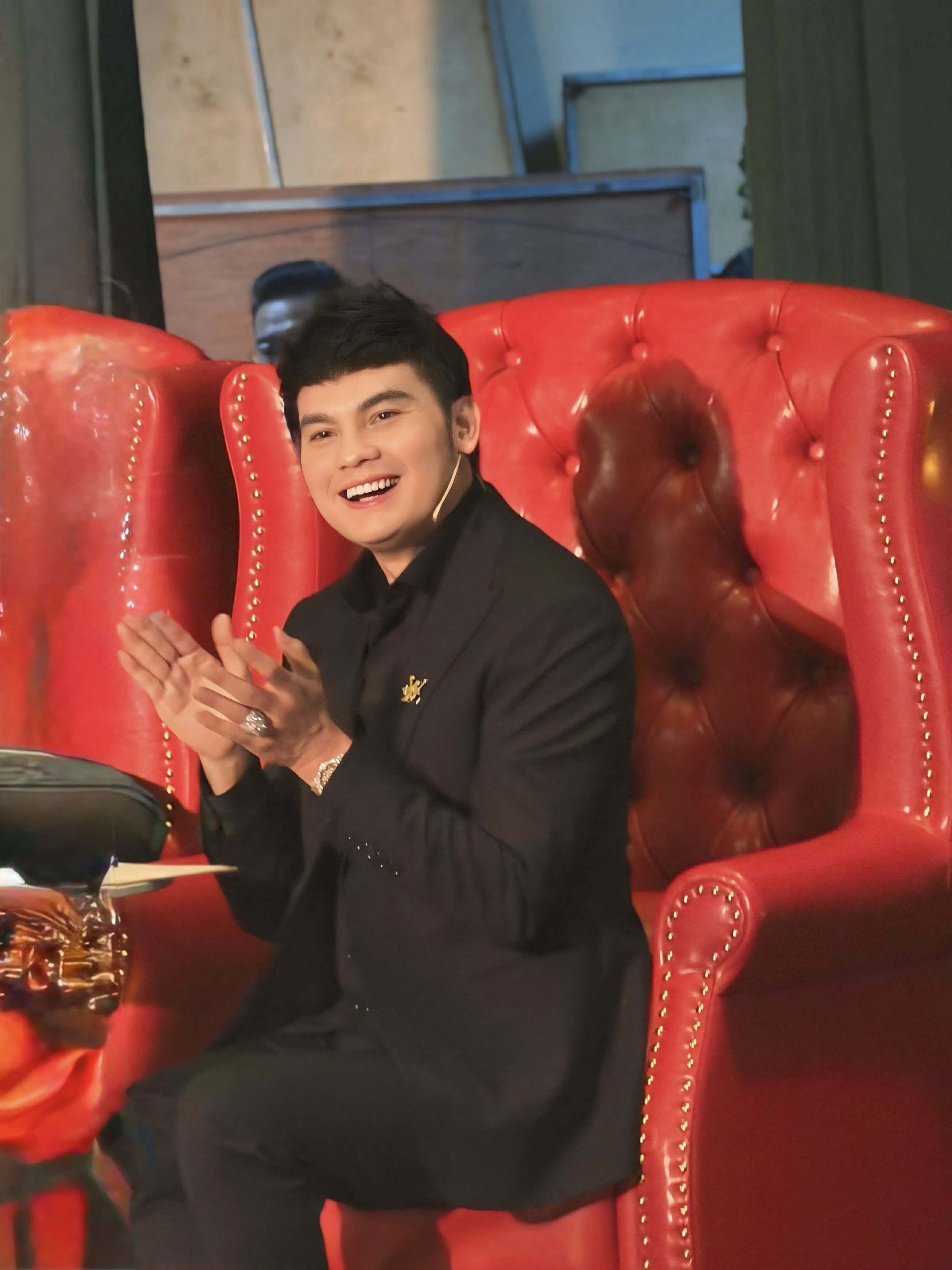 NSƯT Kim Tiểu Long về nước, bất ngờ làm giám khảo 'Hài hát tình ca'