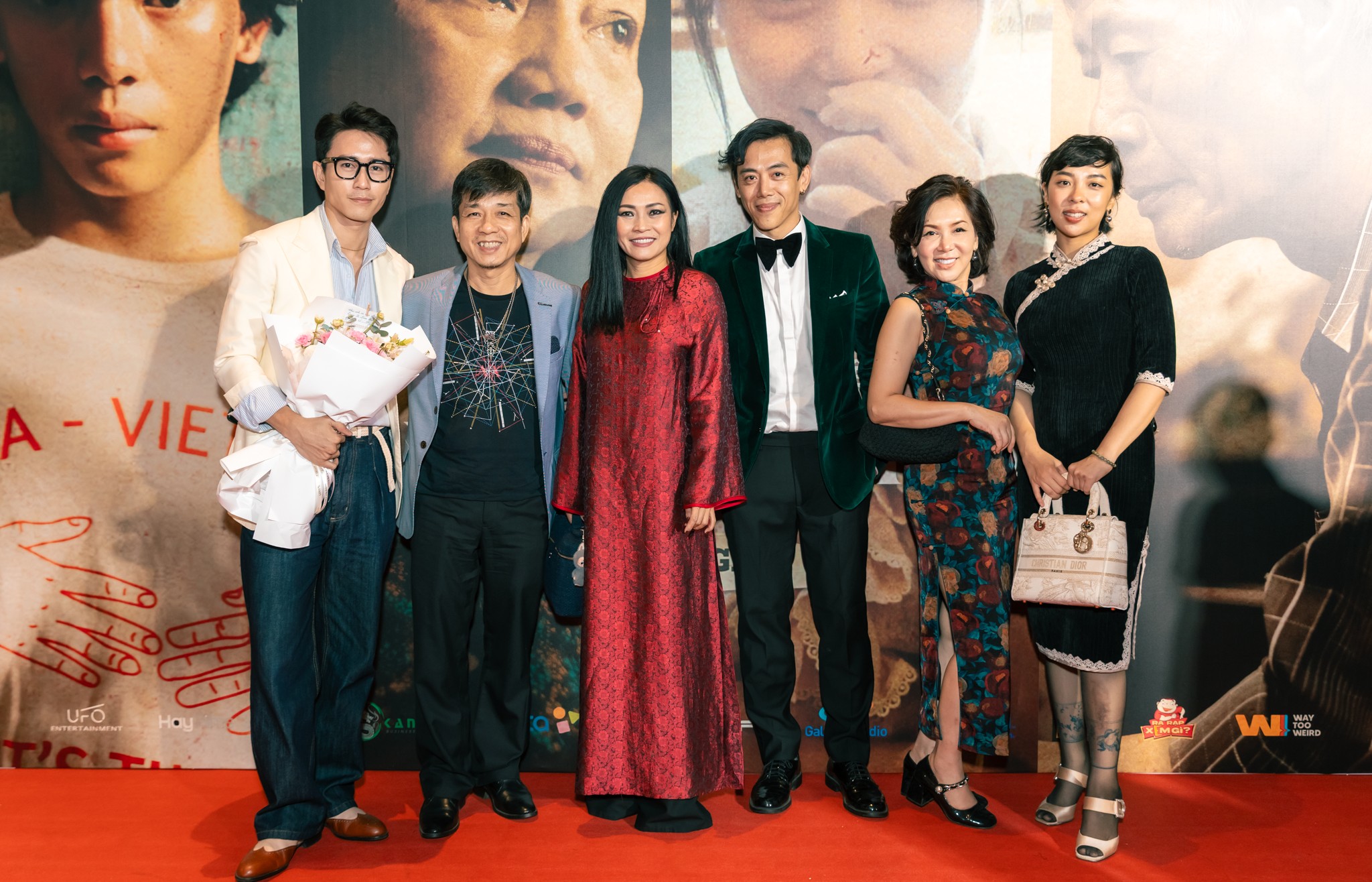 Thảm đỏ công chiếu 'Quán Kỳ Nam' chật kín sao Việt