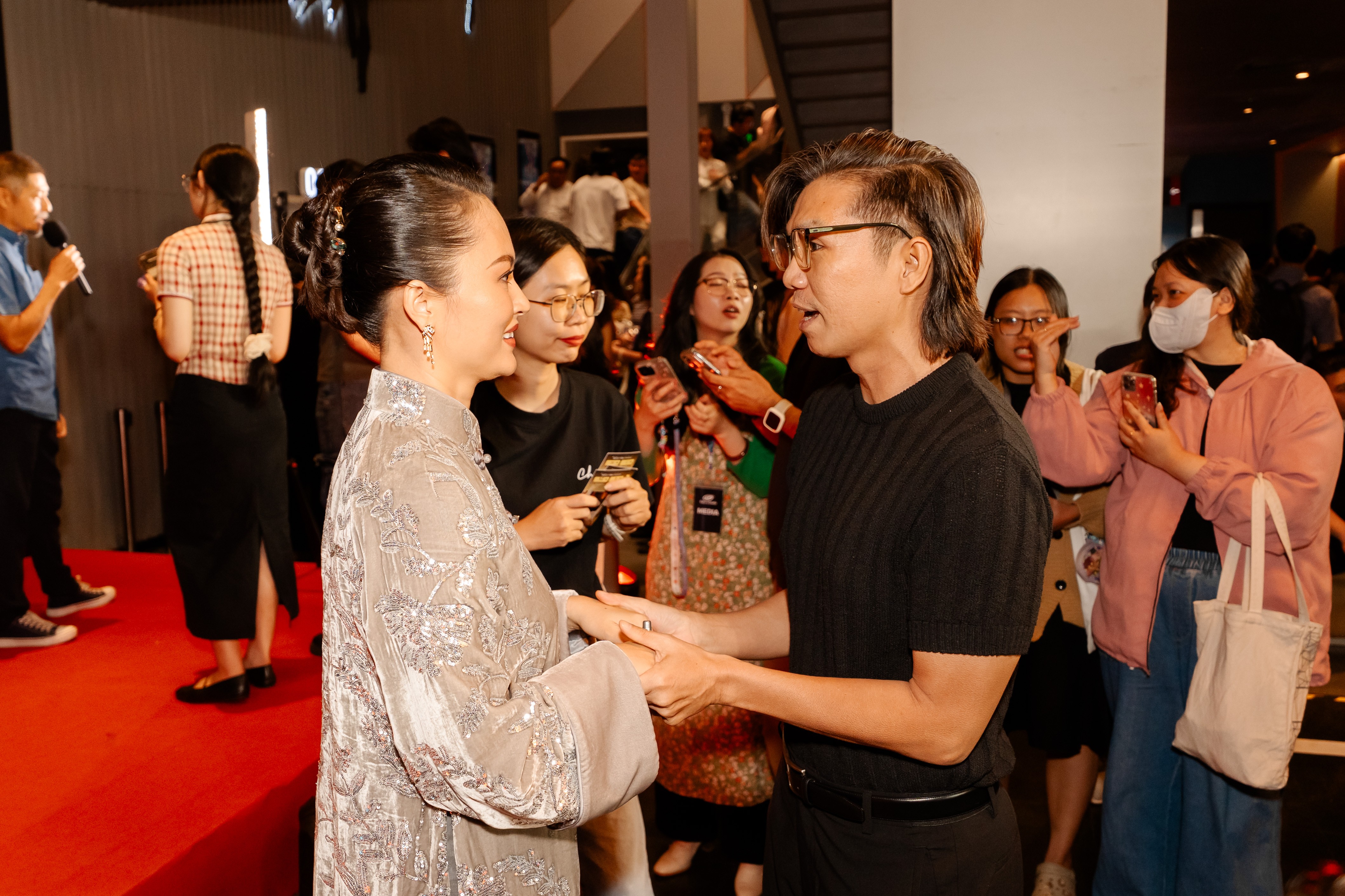 Thảm đỏ công chiếu 'Quán Kỳ Nam' chật kín sao Việt