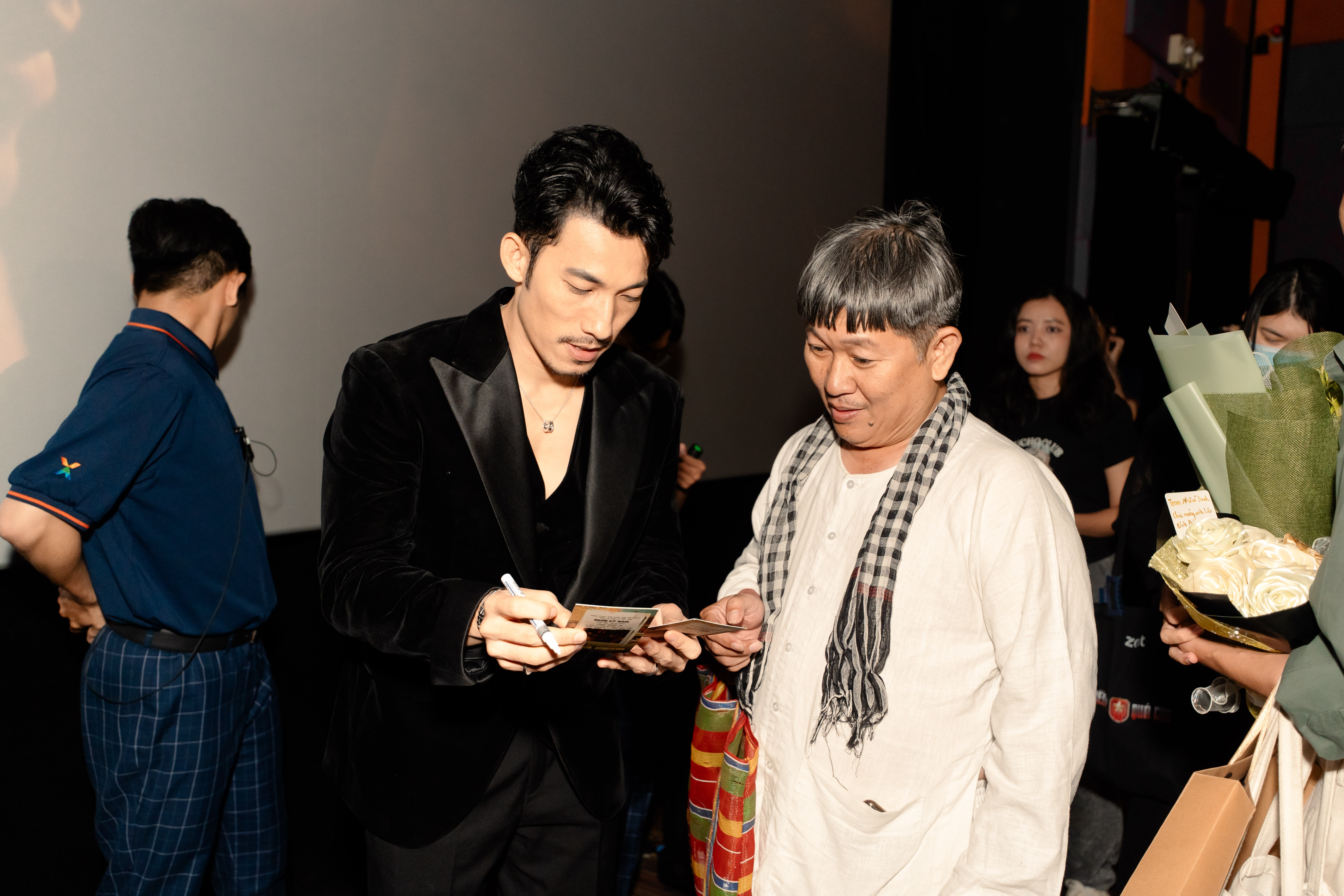 Thảm đỏ công chiếu 'Quán Kỳ Nam' chật kín sao Việt