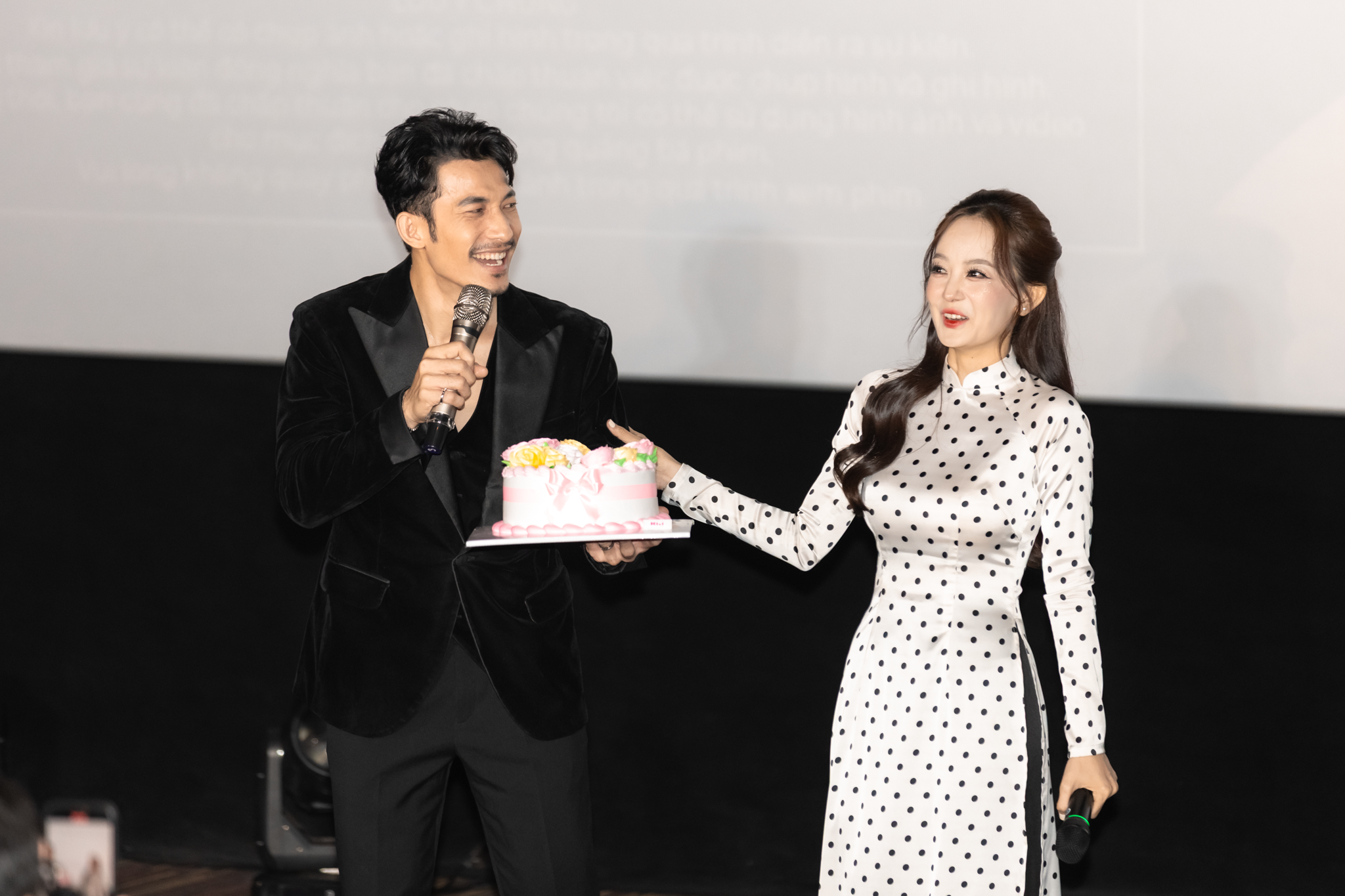 Thảm đỏ công chiếu 'Quán Kỳ Nam' chật kín sao Việt