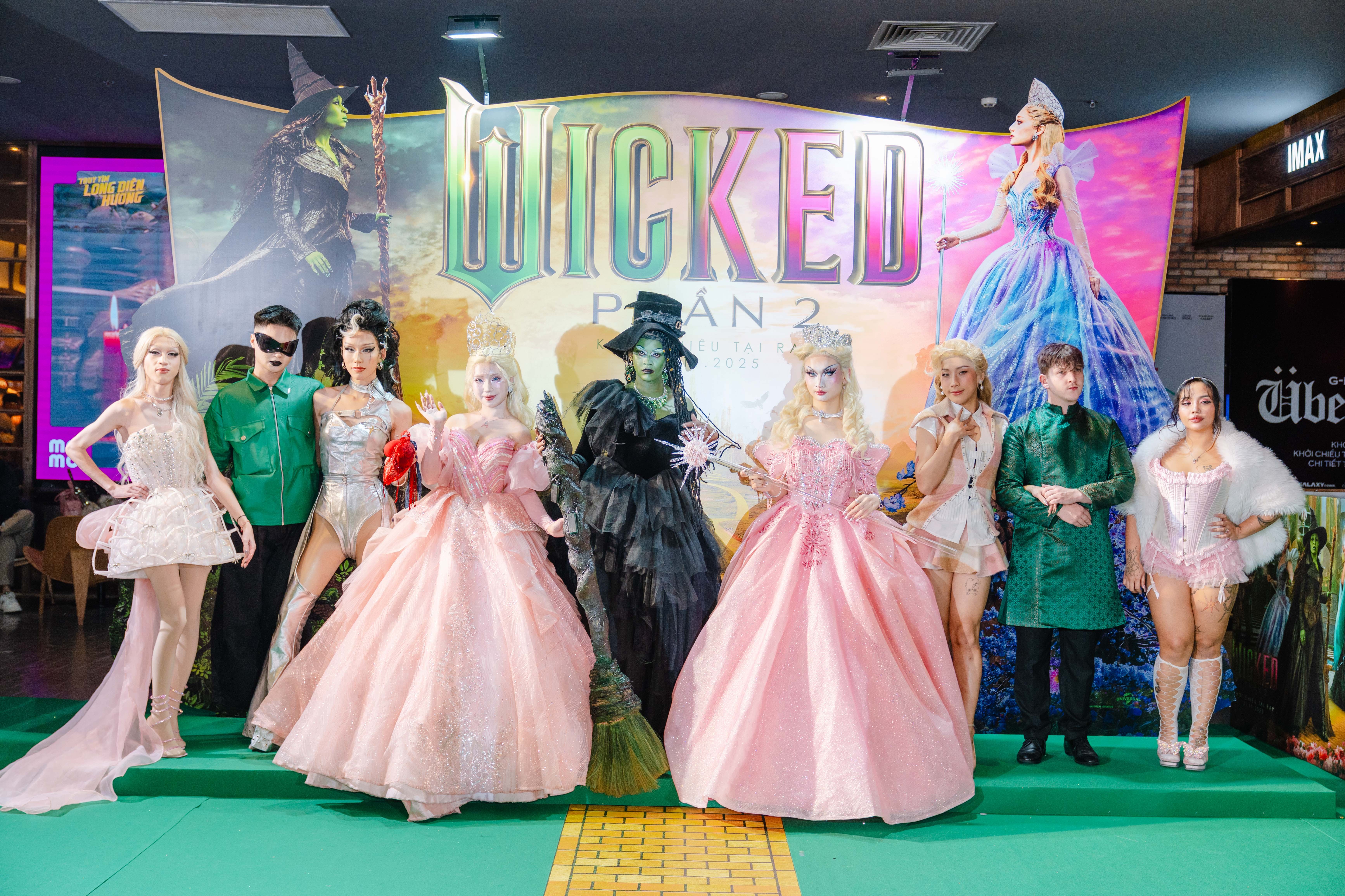 Hàng trăm fan phủ 'xanh - hồng', cùng dàn Em xinh - Anh trai khuấy động họp báo 'Wicked phần 2'
