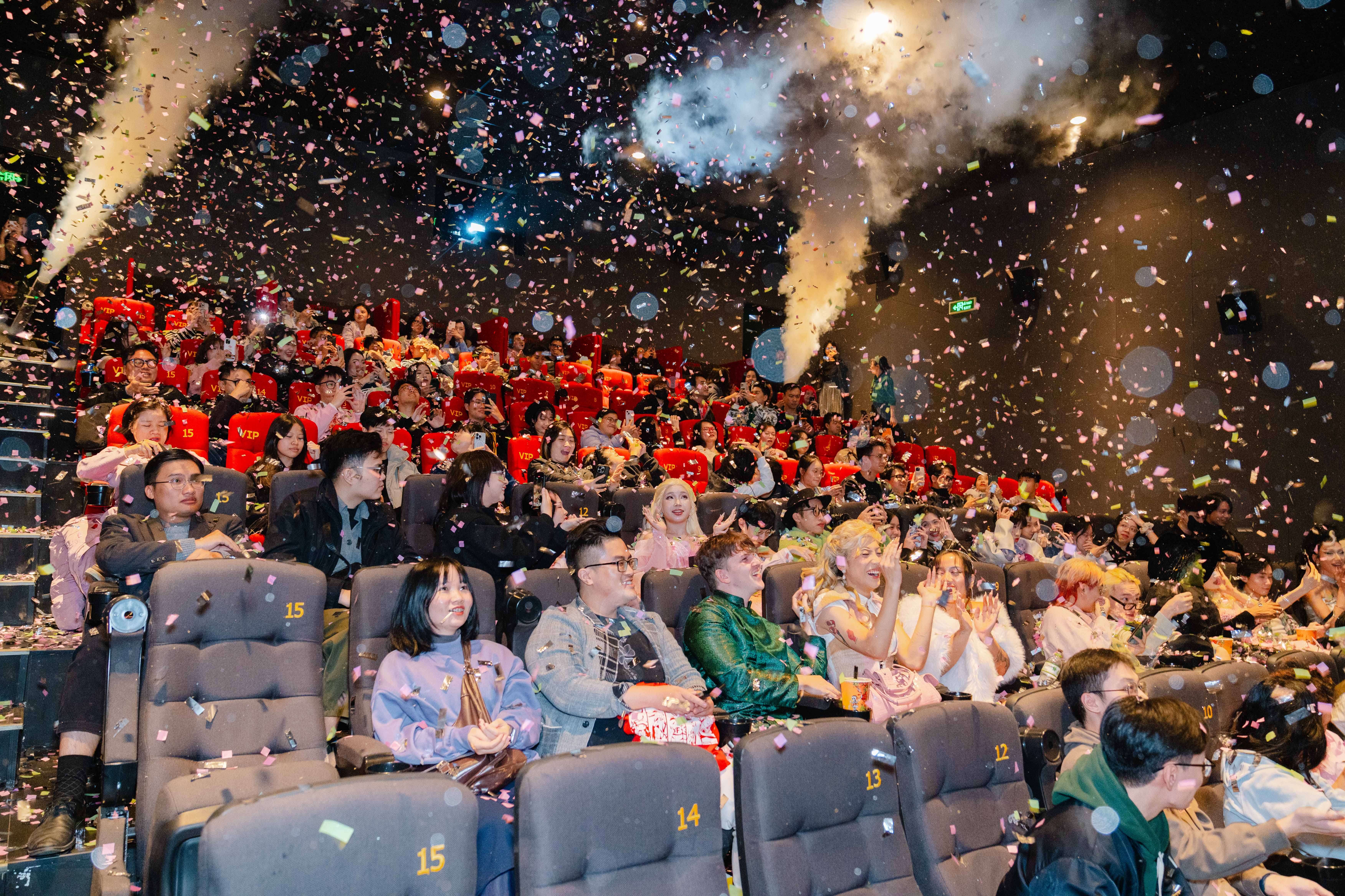 Hàng trăm fan phủ 'xanh - hồng', cùng dàn Em xinh - Anh trai khuấy động họp báo 'Wicked phần 2'