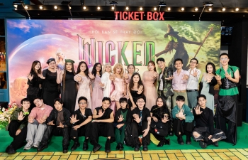 Hàng trăm fan phủ 'xanh - hồng', cùng dàn Em xinh - Anh trai khuấy động họp báo 'Wicked phần 2'