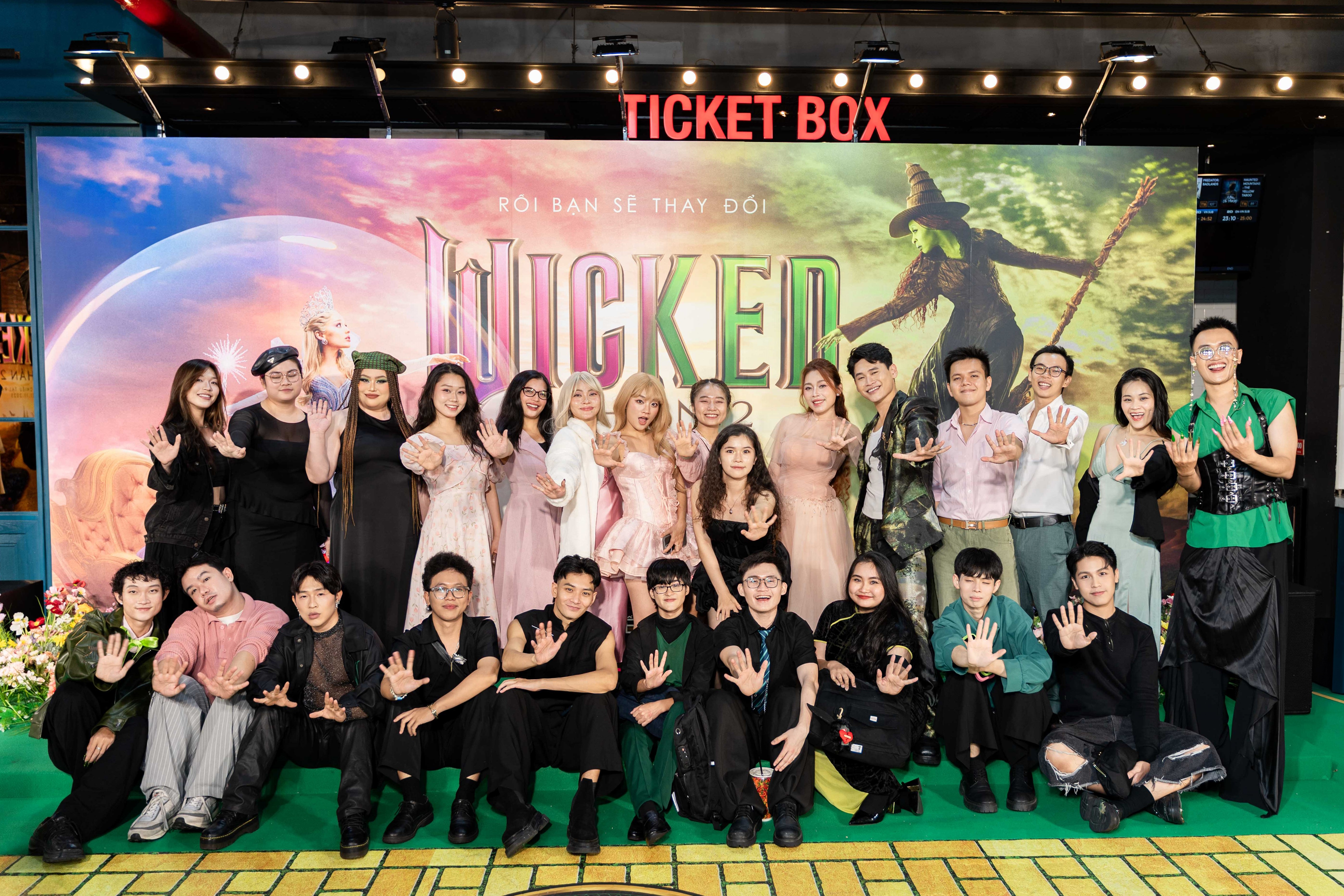 Hàng trăm fan phủ 'xanh - hồng', cùng dàn Em xinh - Anh trai khuấy động họp báo 'Wicked phần 2'