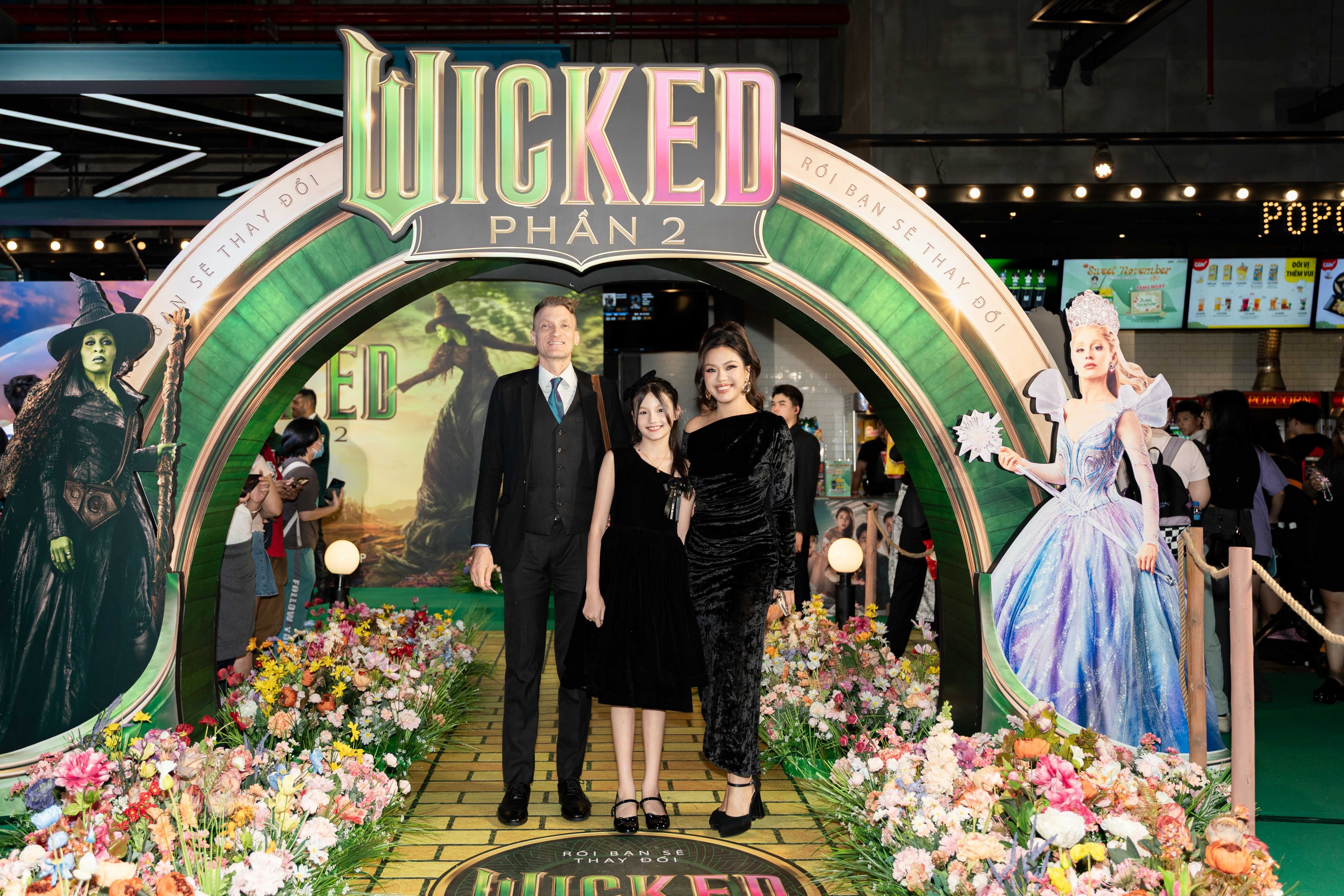 Hàng trăm fan phủ 'xanh - hồng', cùng dàn Em xinh - Anh trai khuấy động họp báo 'Wicked phần 2'