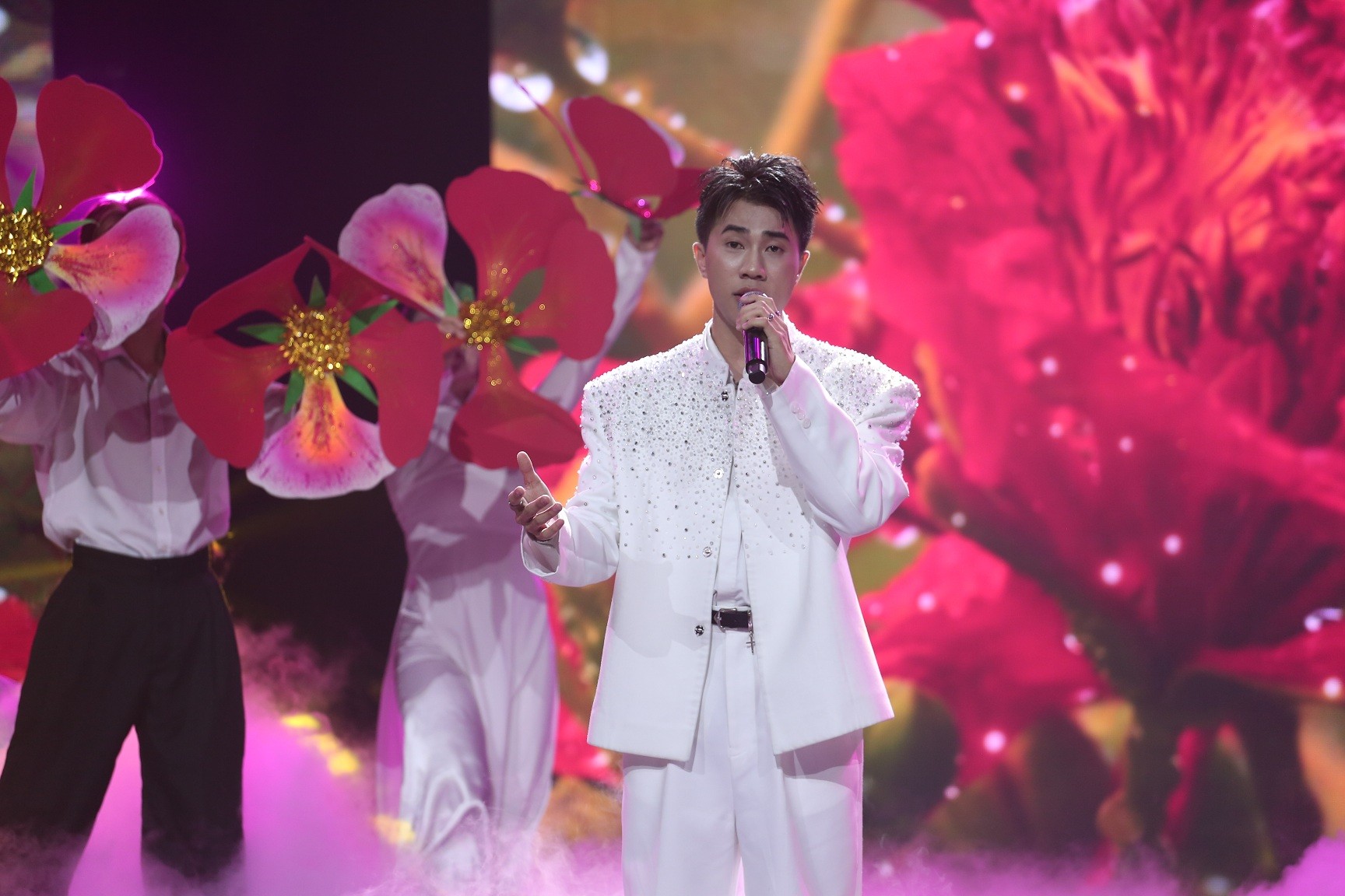 Hoàng Thái: Từ thí sinh từng bị ban giám khảo 'quên tên' đến chiến thắng giải Quán quân 'Tỏa sáng ước mơ' mùa 4