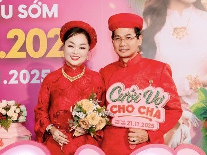 Hoa hậu Hoàng Thanh Nga sánh đôi cùng ông xã tại thảm đỏ ra mắt 'Cưới vợ cho cha'