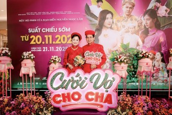 Hoa hậu Hoàng Thanh Nga sánh đôi cùng ông xã tại thảm đỏ ra mắt 'Cưới vợ cho cha'