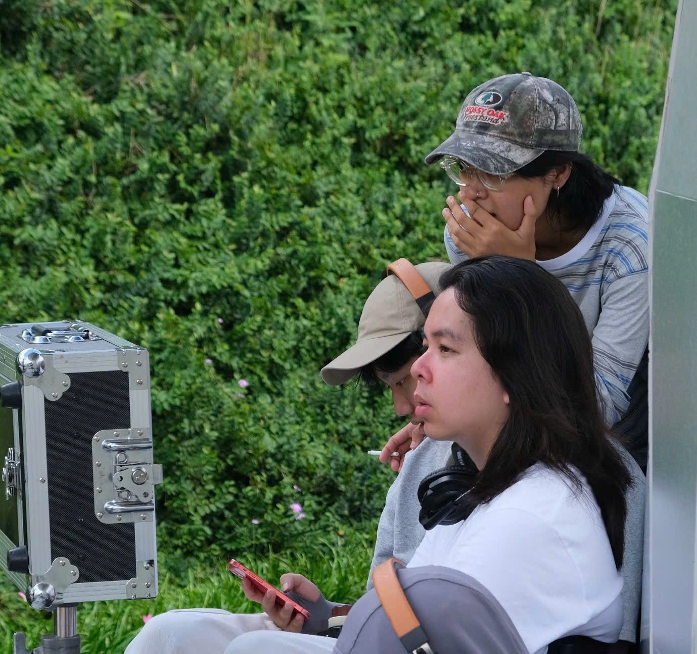 Đạo diễn Cầm Đức Hiệp (áo trắng) bắt đầu dự án điện ảnh đầu tay khi còn ngồi trên ghế nhà trường