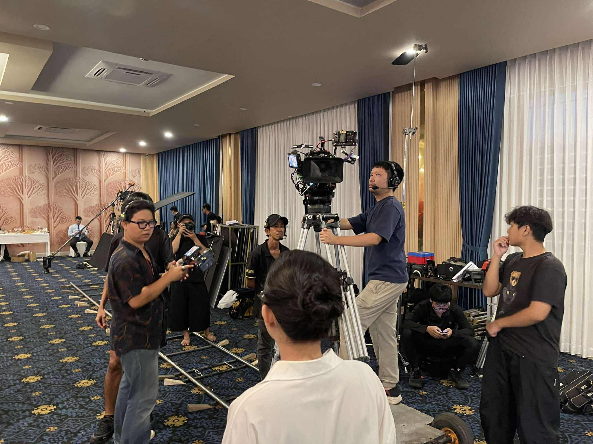 Đạo diễn Lê Hoàng (đứng ở vị trí máy quay) trở lại với phim ngắn sau nhiều năm