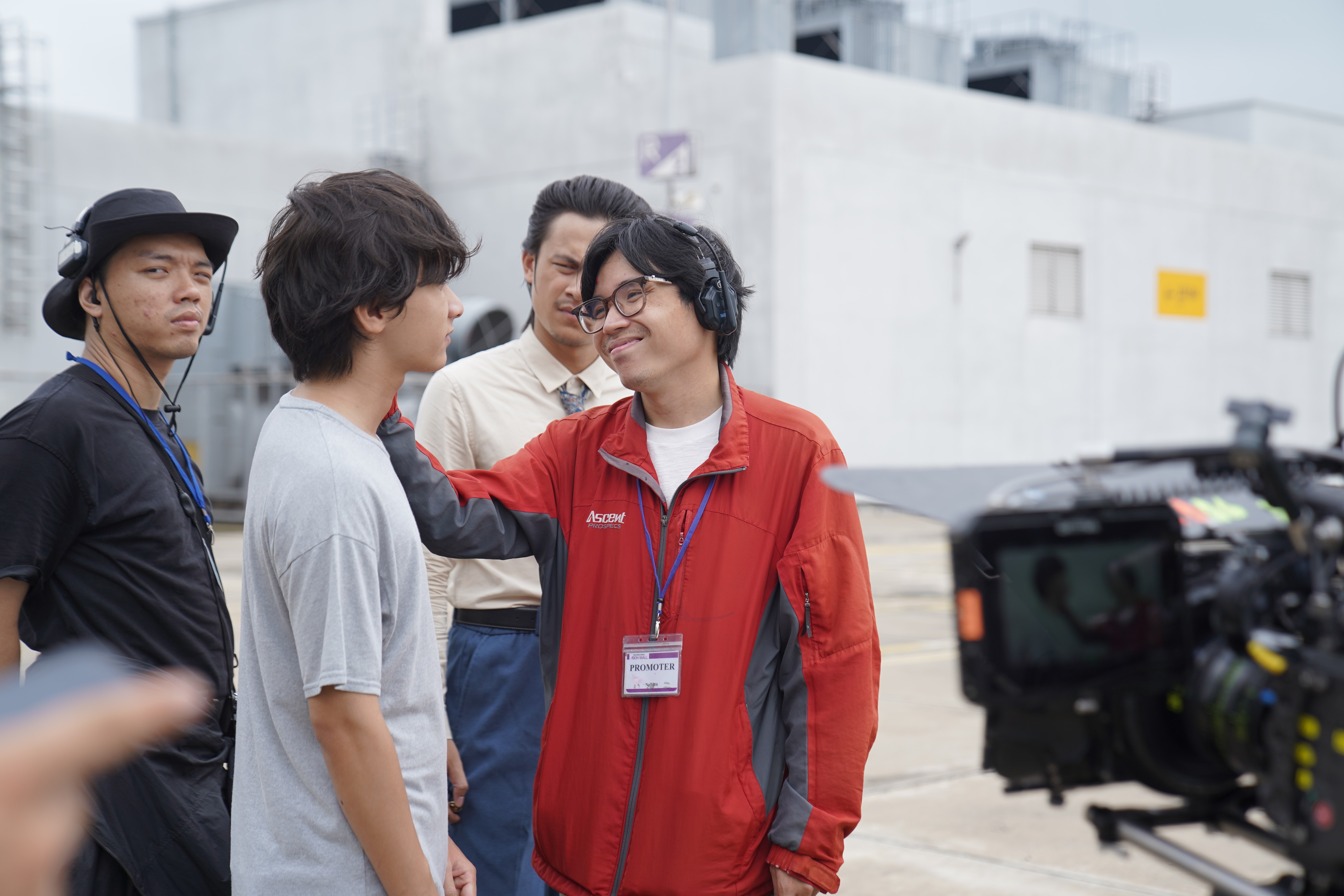 Đạo diễn Nguyễn Thiên Ân (áo đỏ) đã trải qua nhiều vị trí công việc trong đoàn phim trước khi trở thành đạo diễn