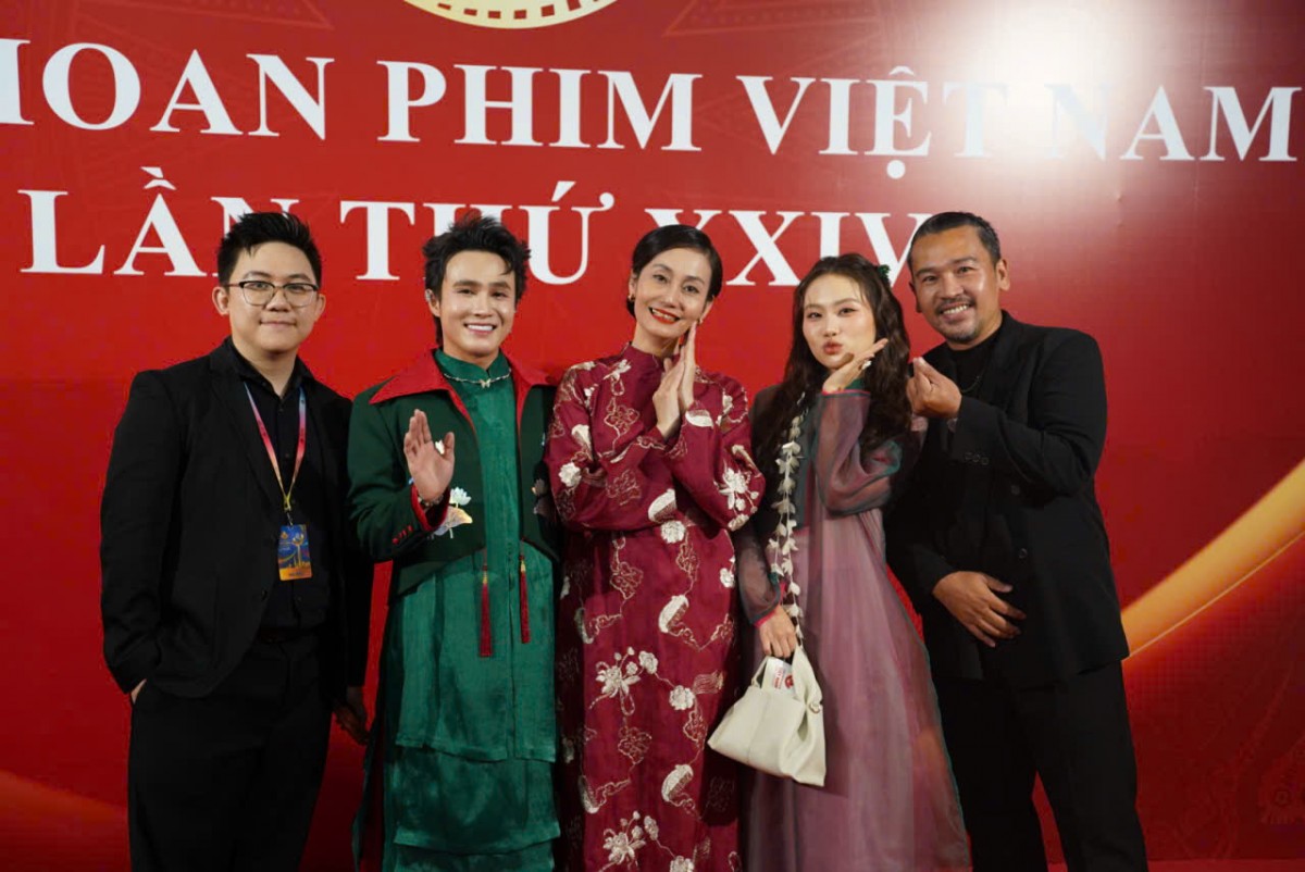 Sao Việt đổ bộ tại thảm đỏ bế mạc Liên hoan phim Việt Nam lần thứ 24