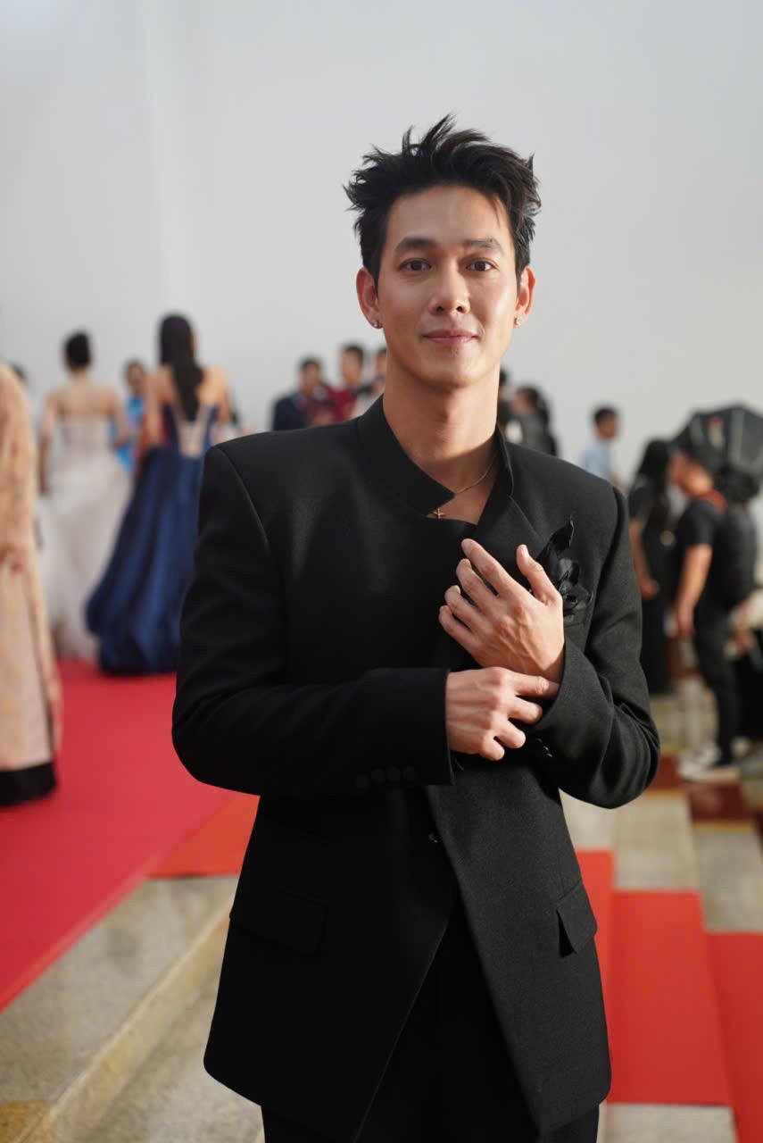 Sao Việt đổ bộ tại thảm đỏ bế mạc Liên hoan phim Việt Nam lần thứ 24