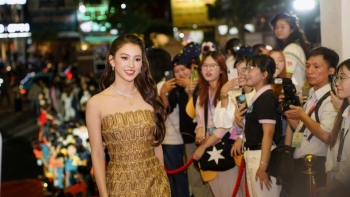 Hoa hậu Tiểu Vy thu hút mọi ánh nhìn tại thảm đỏ bế mạc Liên hoan phim Việt Nam lần thứ 24