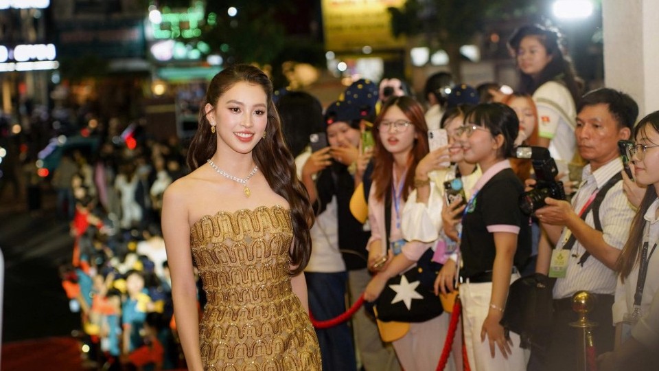 Hoa hậu Tiểu Vy thu hút mọi ánh nhìn tại thảm đỏ bế mạc Liên hoan phim Việt Nam lần thứ 24