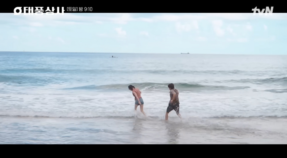 'Typhoon Family' gây tranh cãi vì một tình tiết khó hiểu