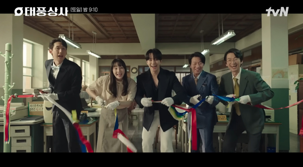 'Typhoon Family' gây tranh cãi vì một tình tiết khó hiểu