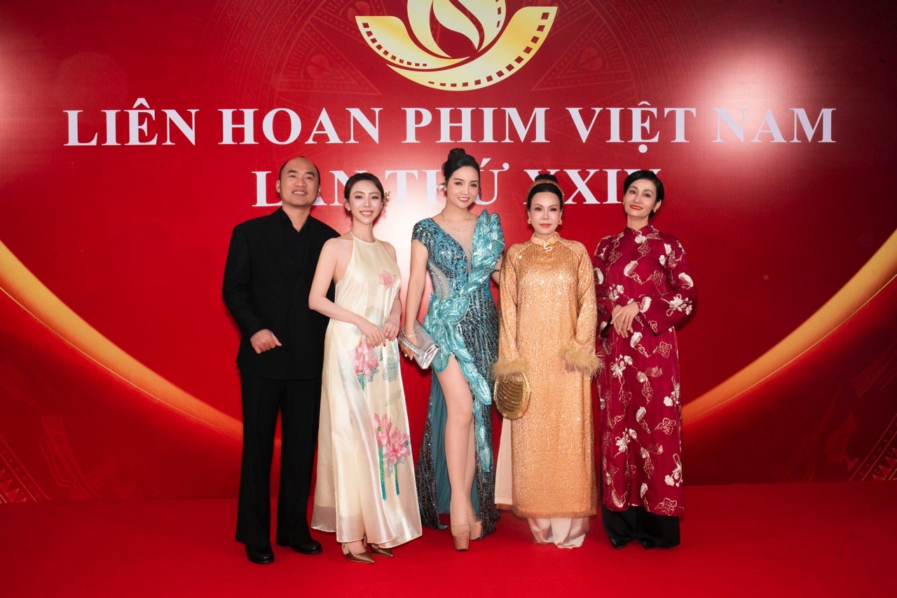 Thu Trang nhận giải Đạo diễn phim truyện đầu tay xuất sắc: Tôi dám bước ra khỏi vùng an toàn và may mắn là không bị ngã đau!