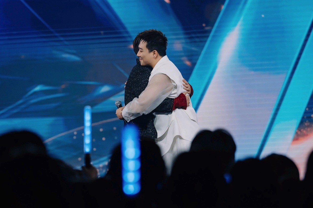 'Anh trai 'Say Hi' 2025' tập 12: Anh trai buitruonglinh khát khao ánh đèn sân khấu, Anh trai OgeNus mang lời tâm sự của MC Trấn Thành vào bài solo