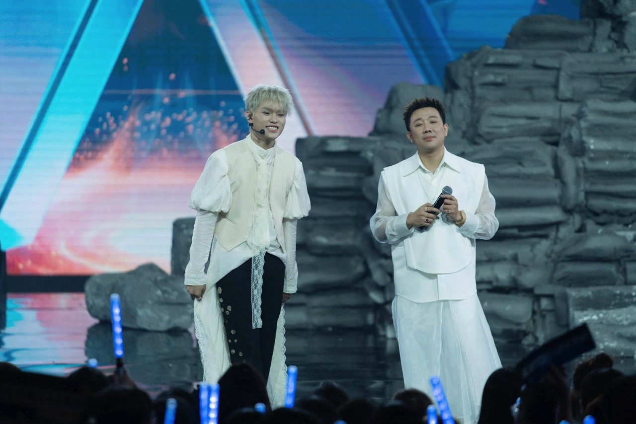 'Anh trai 'Say Hi' 2025' tập 12: Anh trai buitruonglinh khát khao ánh đèn sân khấu, Anh trai OgeNus mang lời tâm sự của MC Trấn Thành vào bài solo