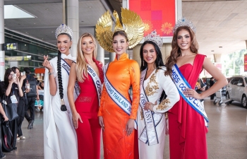 Dàn Hoa hậu quốc tế tự tin catwalk với Trang phục truyền thống trong ngày đầu đến Việt Nam dự thi 'Miss Cosmo 2025'