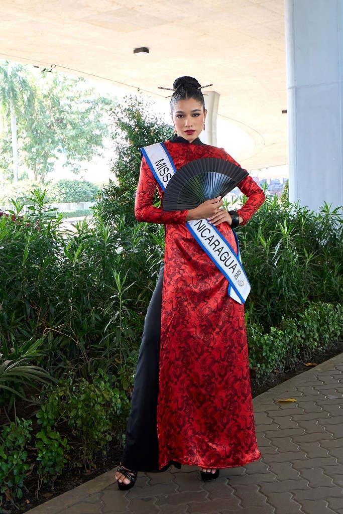 Dàn Hoa hậu quốc tế tự tin catwalk với Trang phục truyền thống trong ngày đầu đến Việt Nam dự thi 'Miss Cosmo 2025'