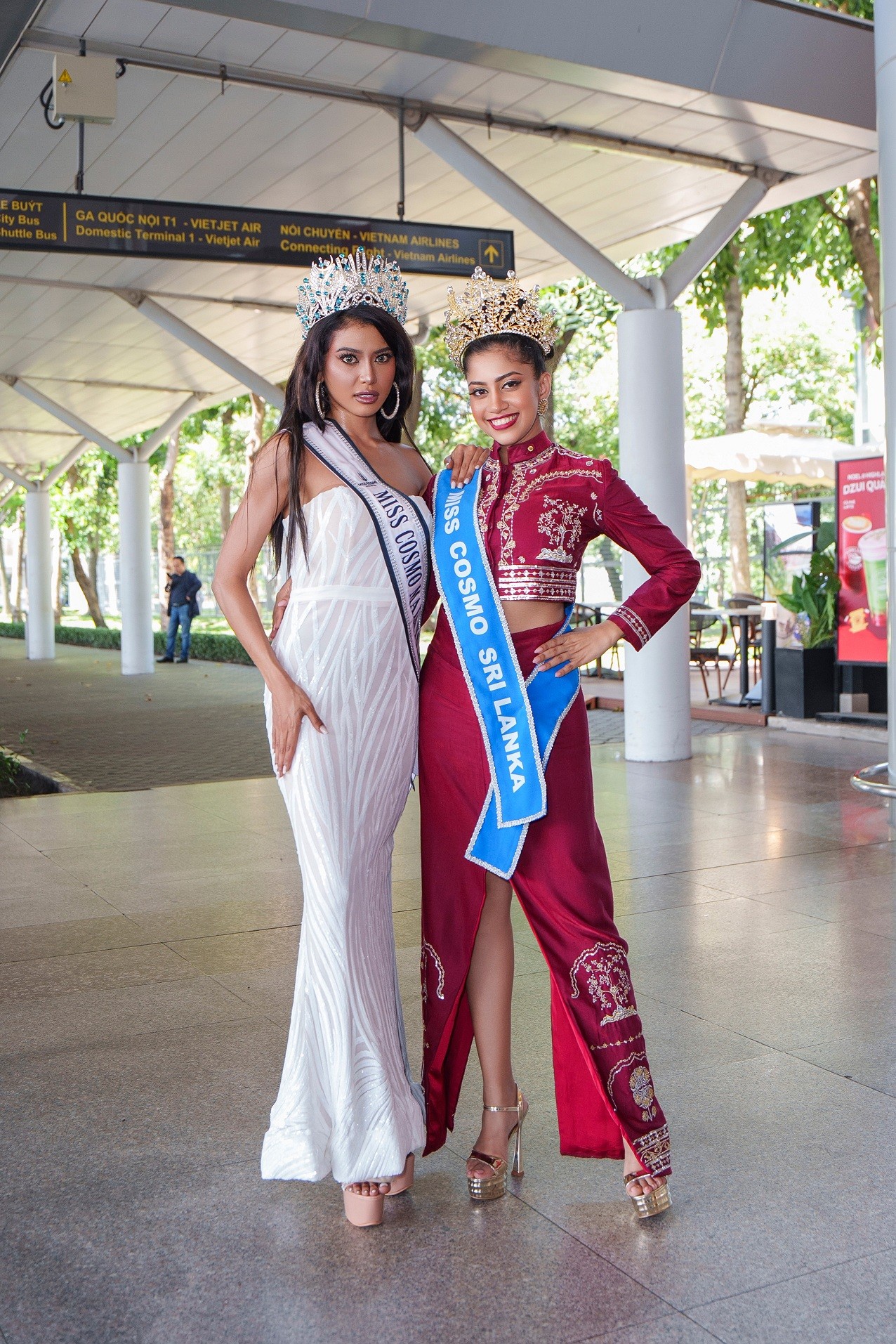 Dàn Hoa hậu quốc tế tự tin catwalk với Trang phục truyền thống trong ngày đầu đến Việt Nam dự thi 'Miss Cosmo 2025'