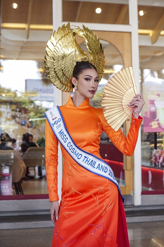 Dàn Hoa hậu quốc tế tự tin catwalk với Trang phục truyền thống trong ngày đầu đến Việt Nam dự thi 'Miss Cosmo 2025'