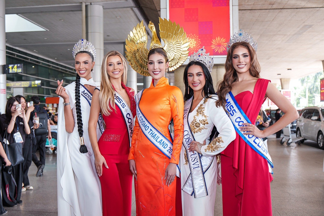 Dàn Hoa hậu quốc tế tự tin catwalk với Trang phục truyền thống trong ngày đầu đến Việt Nam dự thi 'Miss Cosmo 2025'