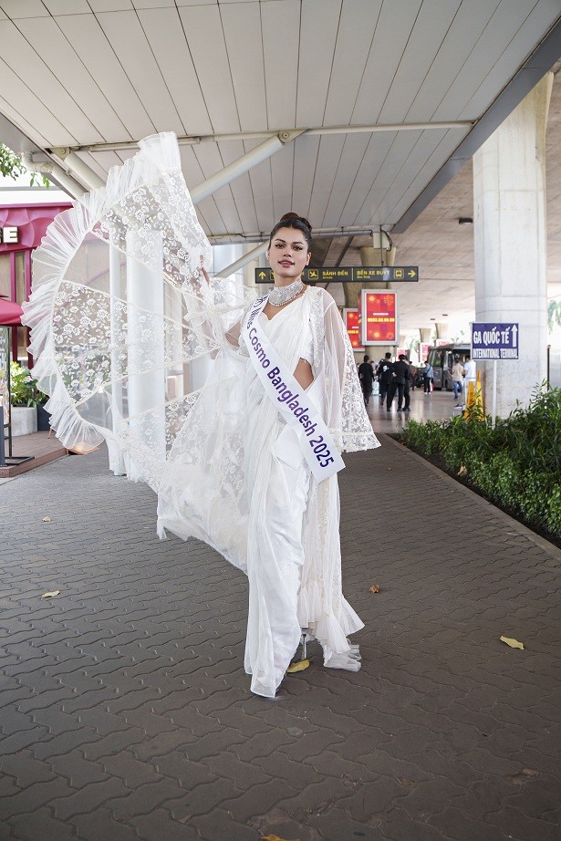Dàn Hoa hậu quốc tế tự tin catwalk với Trang phục truyền thống trong ngày đầu đến Việt Nam dự thi 'Miss Cosmo 2025'