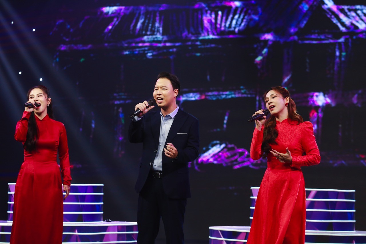 'Người hát tình ca': Cô giáo xinh đẹp nhận cơn mưa lời khen từ ca nhạc sĩ Sỹ Luân