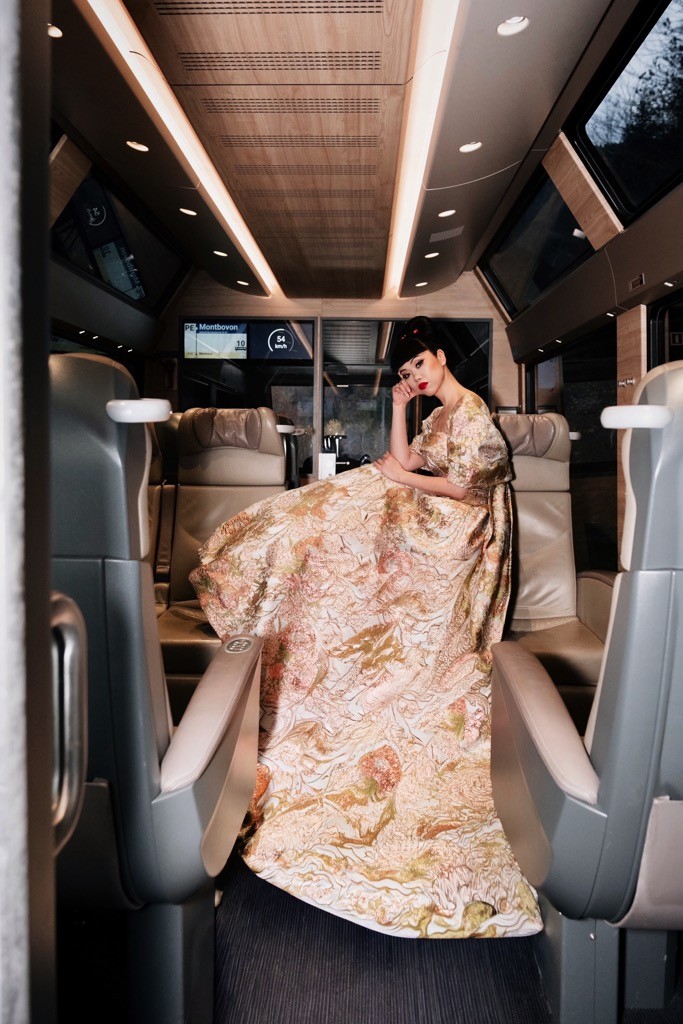 Jessica Minh Anh trong hành trình 'Chuyển động cùng thời trang cao cấp' giữa núi rừng Thụy Sĩ