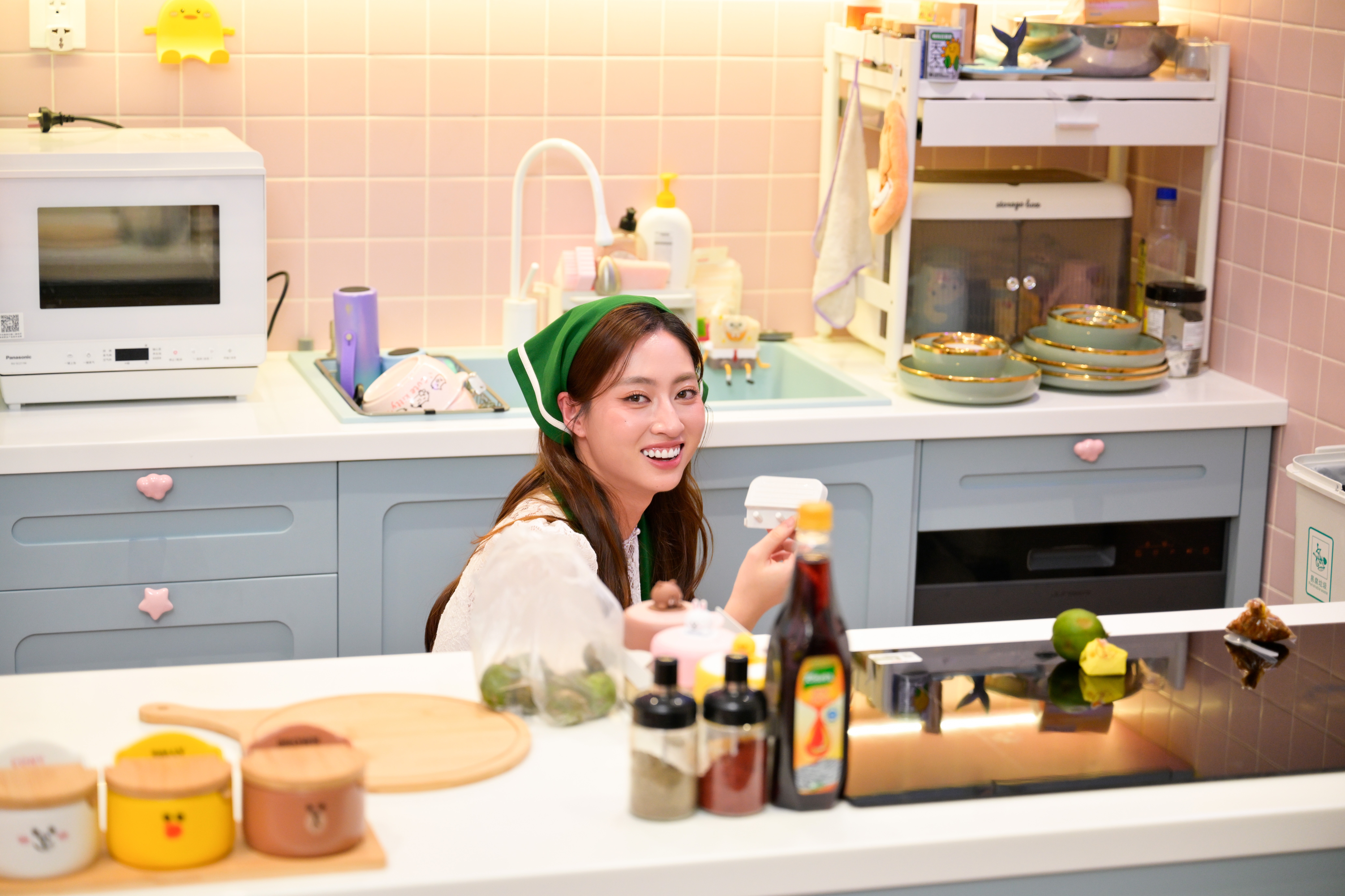 Lương Thùy Linh phô diễn lợi thế trời phú khi dọn dẹp tại căn nhà duplex của 'nấm lùn' MisThy