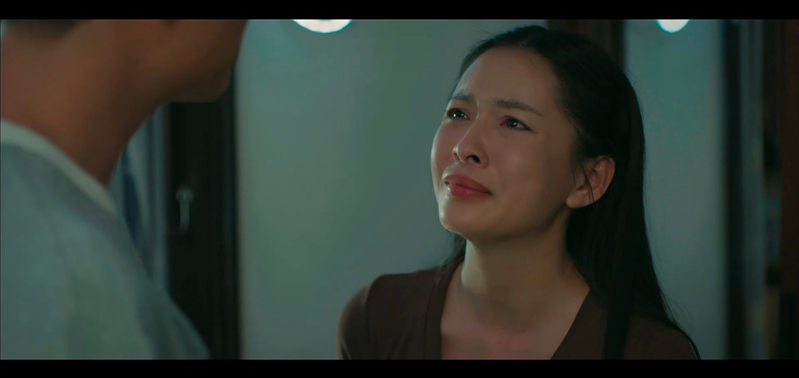 Nga trong 'Cách em 1 milimet' tiếp tục gây bão tranh cãi