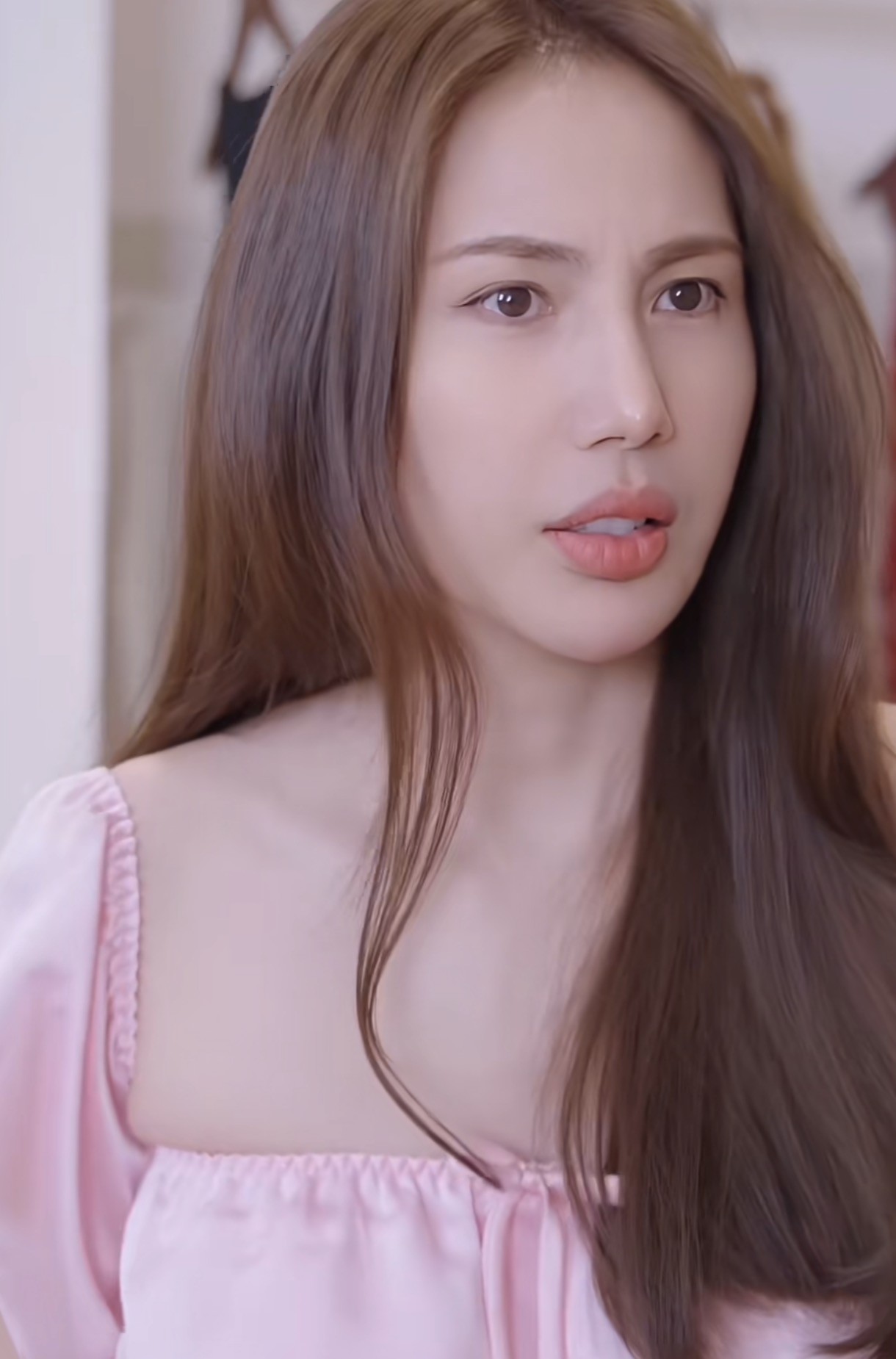 Thủy Tiên tái xuất gây chú ý, ngoại hình khác lạ trước thềm show NTK Đỗ Long