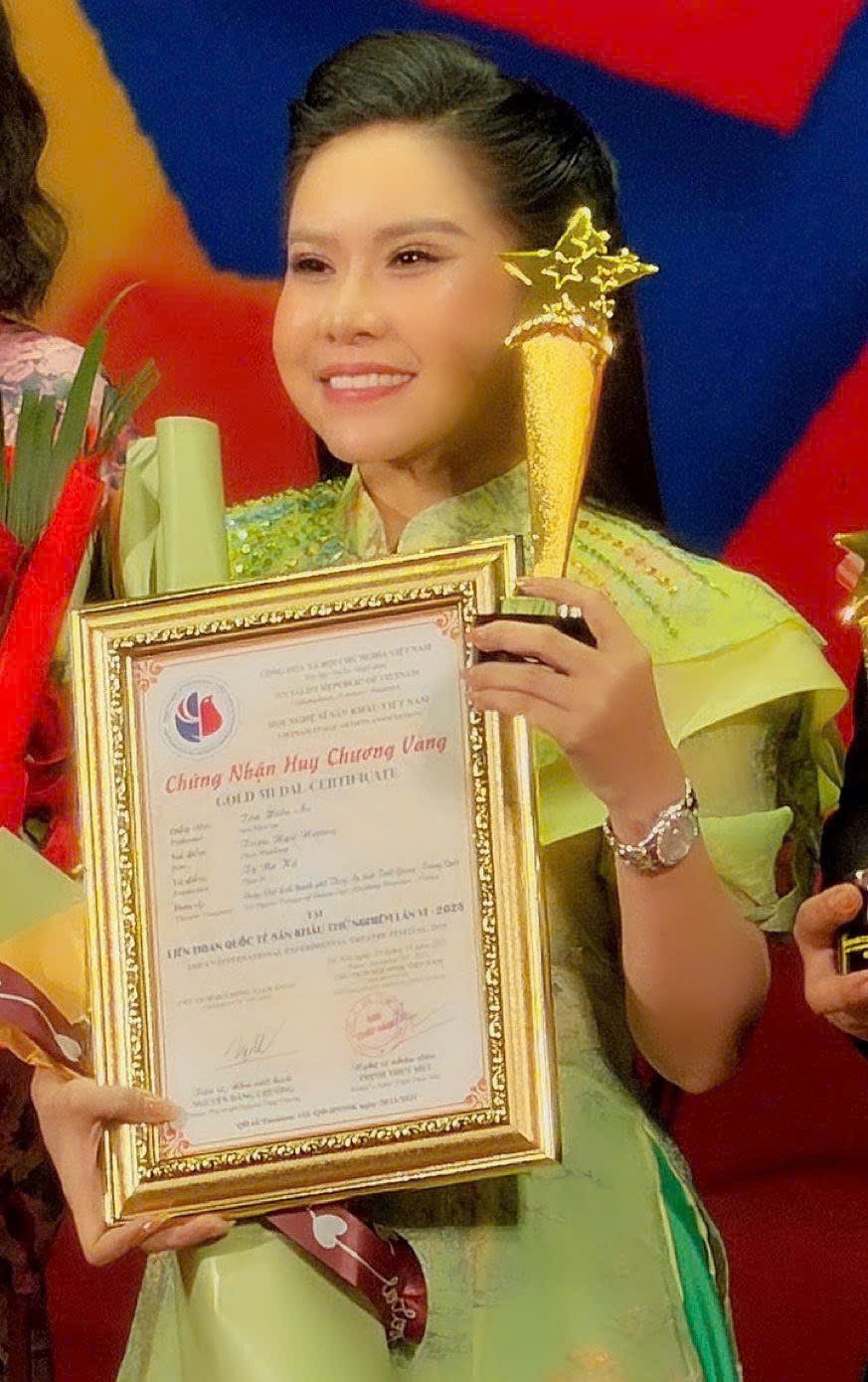 Bình Tinh đoạt Huy chương vàng thứ 6 cho sự nghiệp diễn xuất