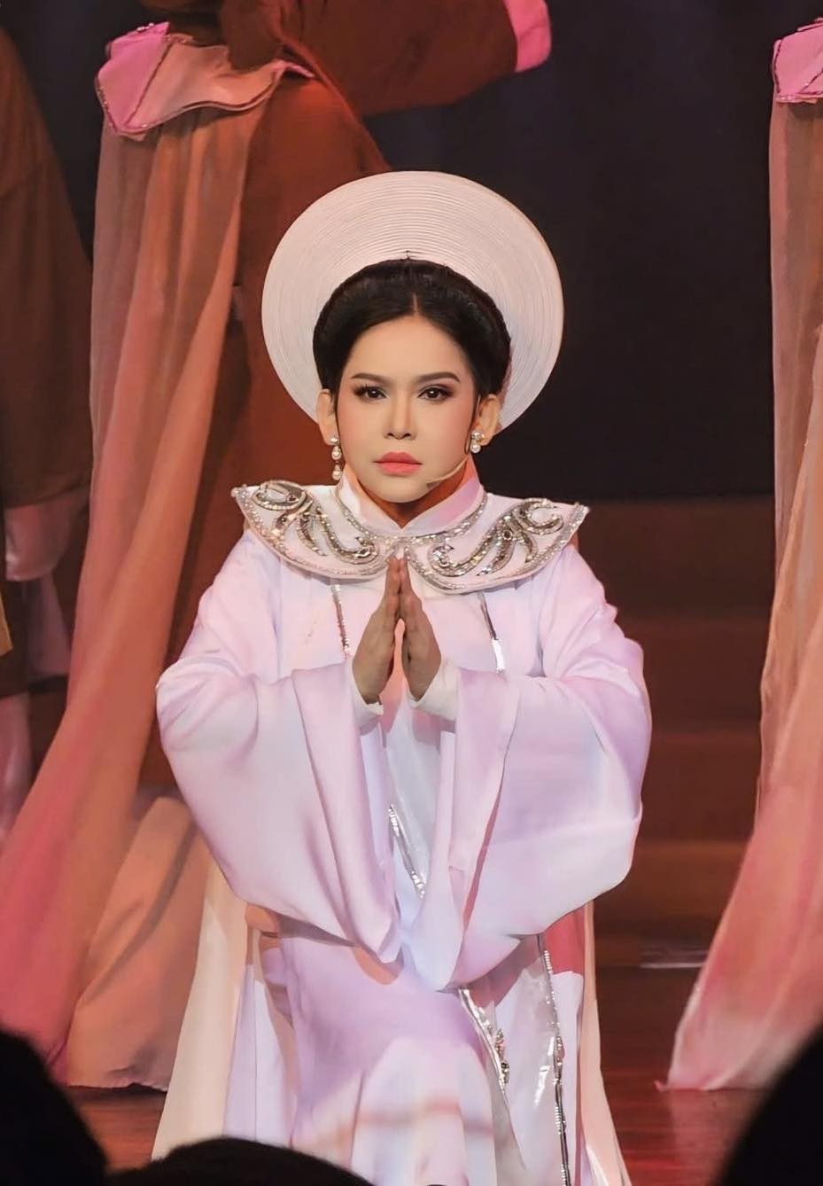 Bình Tinh đoạt Huy chương vàng thứ 6 cho sự nghiệp diễn xuất