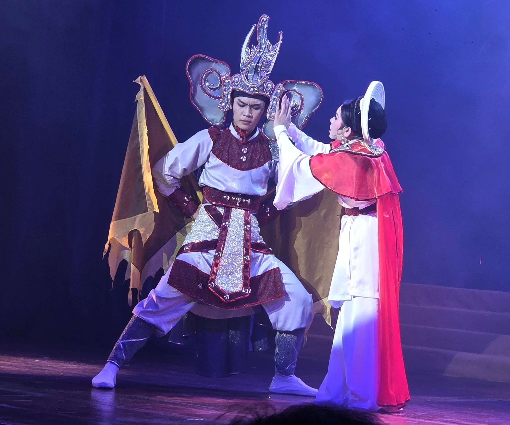 Bình Tinh đoạt Huy chương vàng thứ 6 cho sự nghiệp diễn xuất