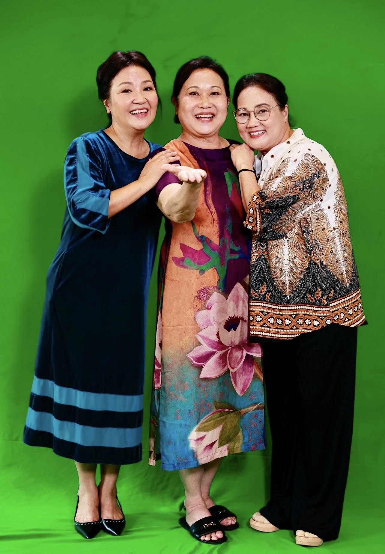 Ba chị em nghệ sĩ Thanh Hằng - Thanh Ngọc - Ngân Quỳnh lần đầu hội ngộ trong 'Những đứa con khác họ'