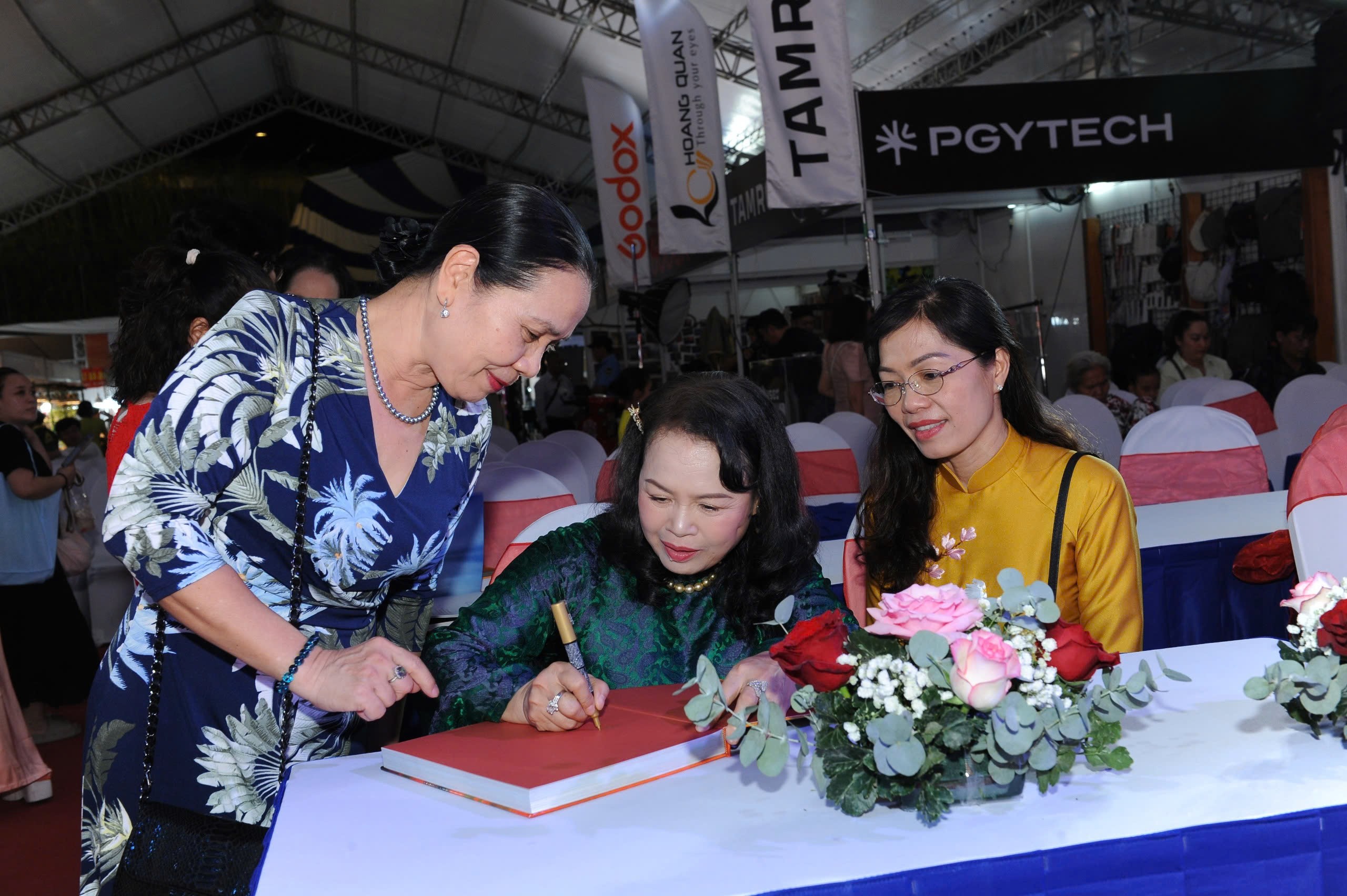 Triển lãm và ra mắt sách ảnh 'Nguồn sống' để quyên góp cho bà con vùng lũ