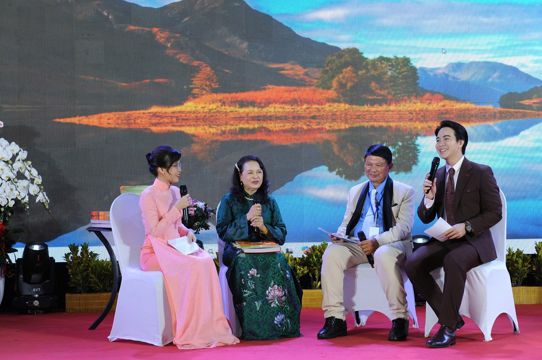 Triển lãm và ra mắt sách ảnh 'Nguồn sống' để quyên góp cho bà con vùng lũ