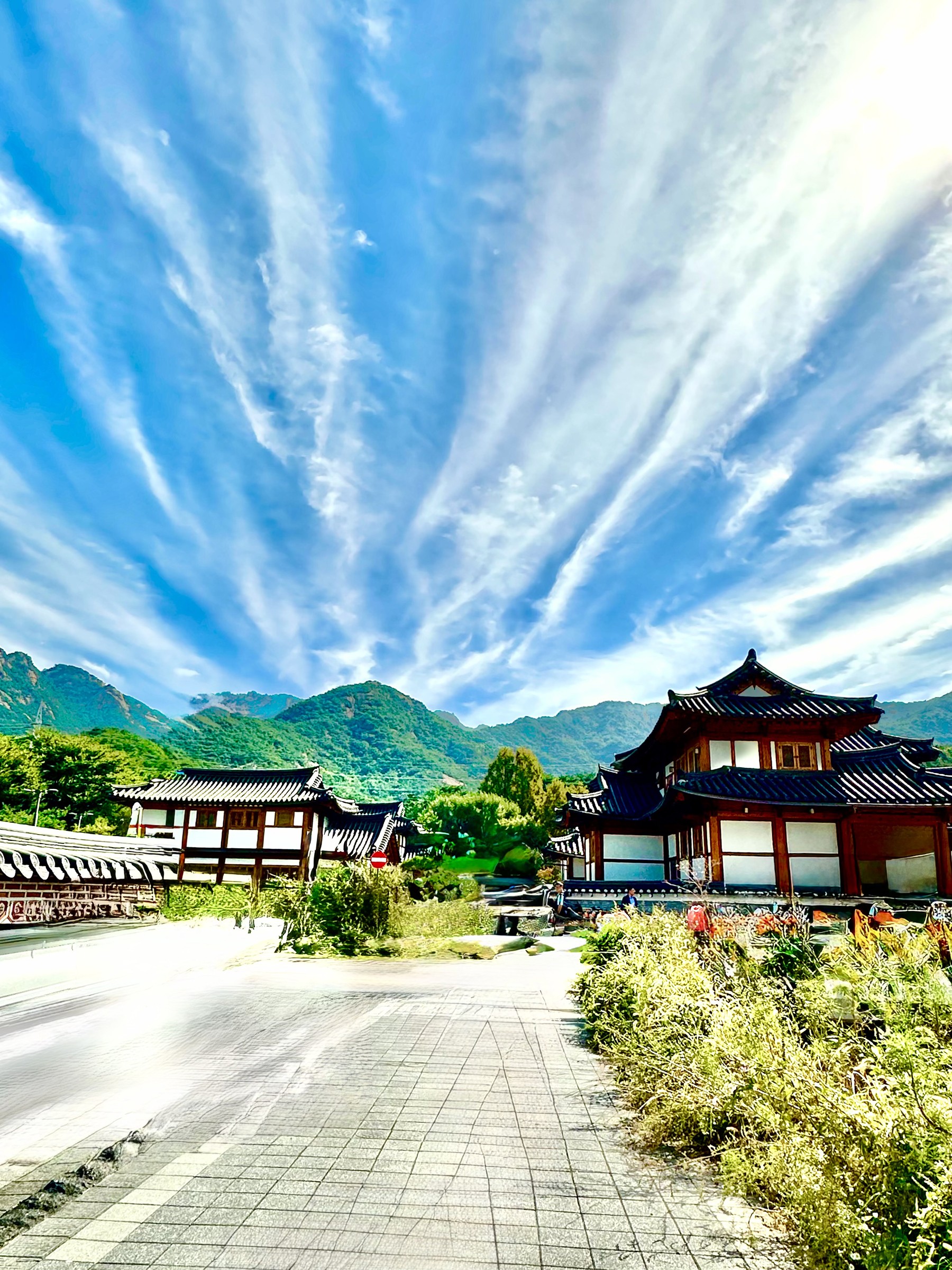 Triển lãm và ra mắt sách ảnh 'Nguồn sống' để quyên góp cho bà con vùng lũ