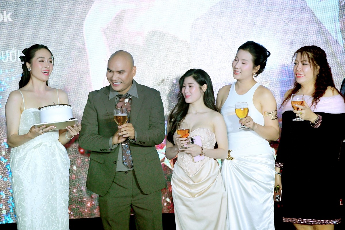 A Tuân kỷ niệm 'Lệ ngang trời' đạt 2 tỷ view, quy tụ đông đảo nghệ sĩ và fan quốc tế