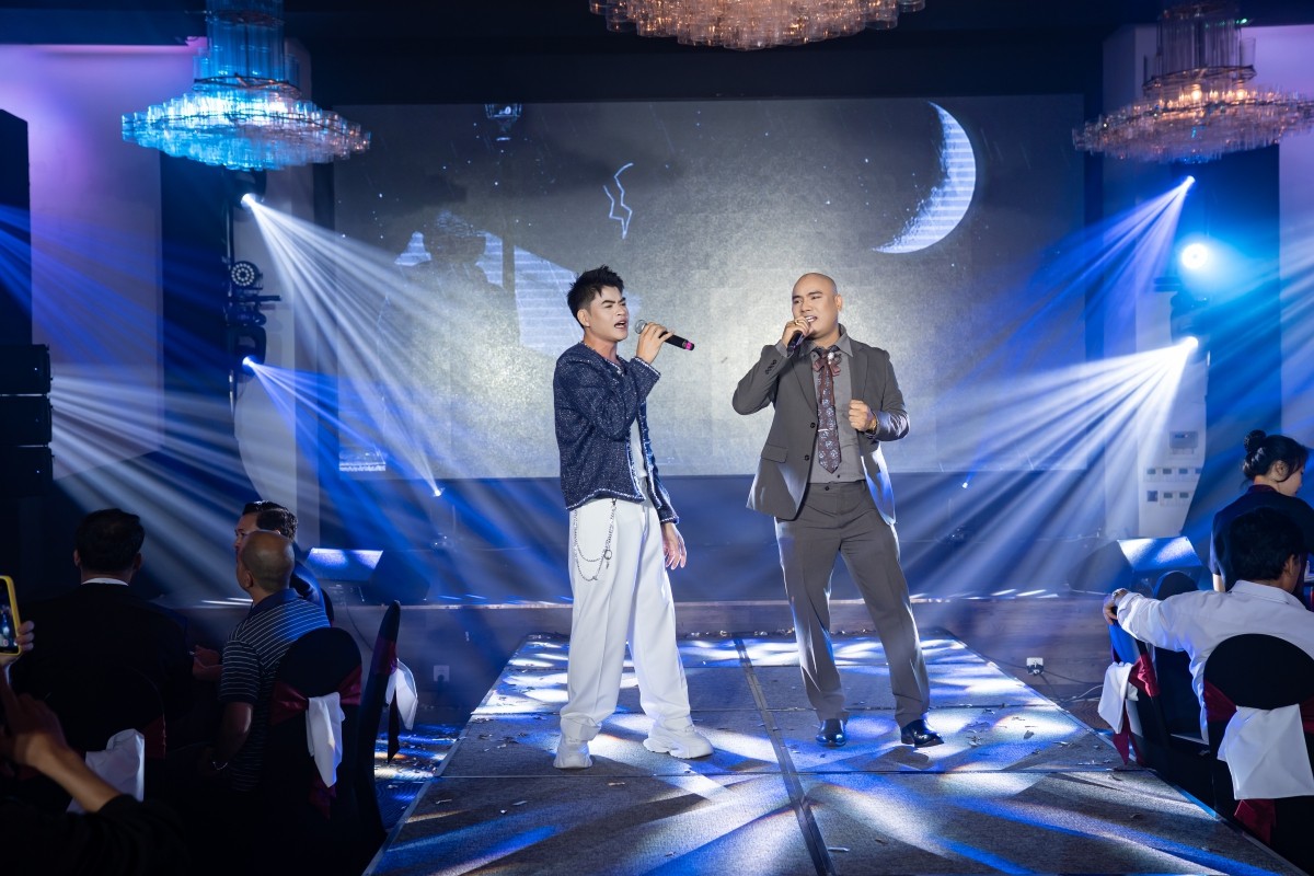 A Tuân kỷ niệm 'Lệ ngang trời' đạt 2 tỷ view, quy tụ đông đảo nghệ sĩ và fan quốc tế