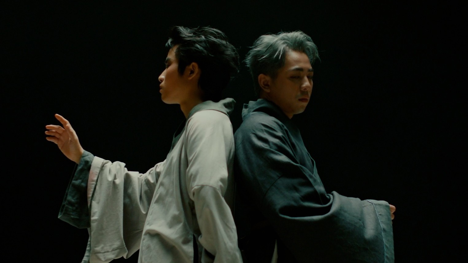 'Hoàng tử quỷ' tung MV nhạc phim gây bất ngờ bởi độ bi lụy, lãng mạn 'ngược chiều' kinh dị